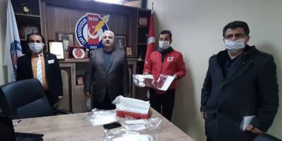 Başkan Kıymaz gazetecilere maske dağıttı