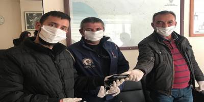 Cadde bulduğu cüzdanı sahibine ulaştırdı