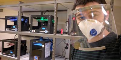 Kendi yaptığı 3 boyutlu yazıcılarda siperli maske üretiyor