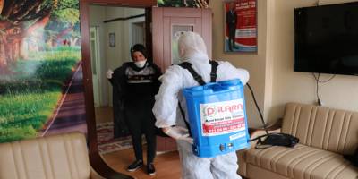 Kıyafetleri ile dezenfekte oldu