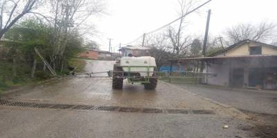 Muhtar ve azaları mahallenin her yerini dezenfekte ettirdi