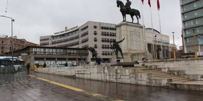 Ankara’da korona etkisi: Meydan, cadde, sokak ve parklar boş kaldı