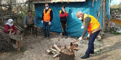 Yaşlı adamın odunlarını vefa ekibi kırdı
