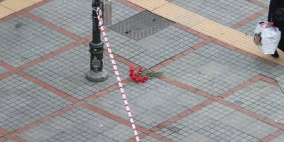 Rize'de Boşandığı eşi tarafından öldürülen kadının saldırıya uğradığı yere karanfil bırakıldı