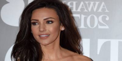 Michelle Keegan bacakları açık şekilde otururken frikikten son anda kurtuldu