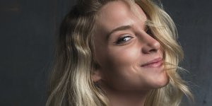 Hayal Köseoğlu, derin dekoltesiyle tepki çekti