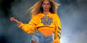 Beyonce, derin dekolteli elbisesiyle yürek hoplattı