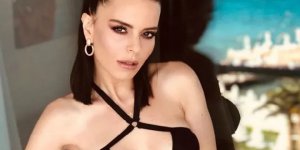 Simge Sağın'dan Sahnede İddialı Pozlar