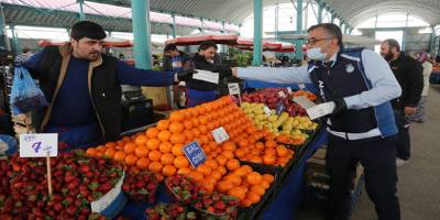 Odunpazarı Belediyesi önlem için pazar esnafına maske dağıttı