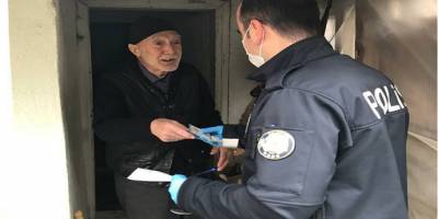 Eskişehir’in Seyitgazi ilçesindeki Kırka polisi yaşlıların maaşlarına evlerinde teslim ediyor