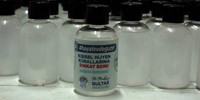 Mersin Akdeniz Belediyesi, vatandaşlara el dezenfektanı dağıtıyor