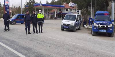 Jandarmayı şaşırtan görüntü 8 kişi olması gereken minibüste 23 işçi taşıyan sürücü pes dedirtti