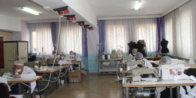 Şanlıurfa'nın Birecik ilçesinde usta öğreticiler korona virüse karşı maske üretiyor