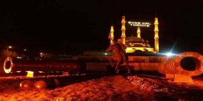 Edirne Selimiye Camii’ne "Evde Kal Türkiye" yazılı mahya asıldı