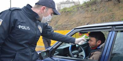 Tokat Niksar’da sürücü ve yolculara ateş ölçümü.