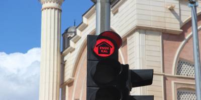 Kilis'te trafik ışıklarıyla "eve" git mesajı