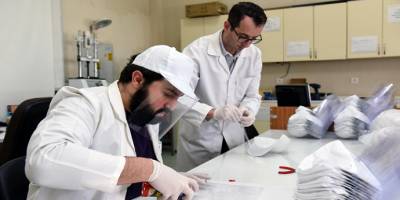 90 saniyede AKÜ’de maske ve siperlik üretimi başladı