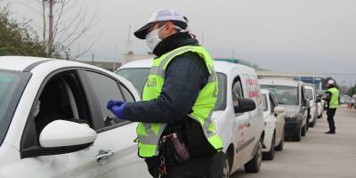 Kocaeli’de polis, araçları durdurup vatandaşları evde kalmaları için uyardı