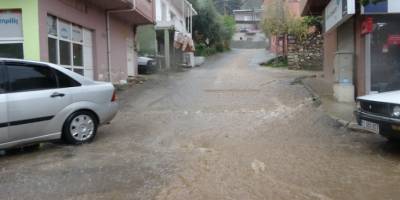 Adana Kozan'da yağan şiddetli sağanak hayatı felç etti