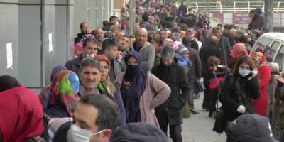 Gaziantep'te Sosyal mesafeyi hiçe saydılar metrelerce kuyruk oluşturdular