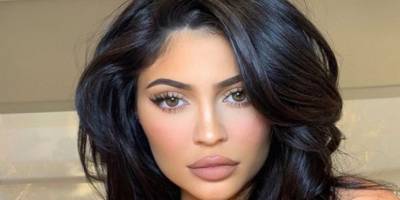 Kylie Jenner kozmatik üretimini durdurdu! 1 milyon dolar bağışladı