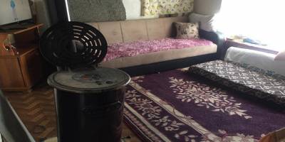 Isparta'da Kaymakamı Onur Yılmazer yaşlı vatandaşların evleri temizletiyor