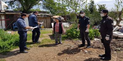 Muğla’nın Datça ilçesinde sosyal yardımlar evlere götürülüyor