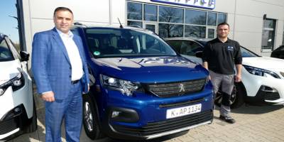 Ünlü otomobil üreticisi Peugeot üreticisinden camiye araba bağışı