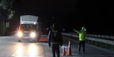 Manisa'da 'Şehir giriş-çıkışlar durduruldu, belgesi olmayanlar geri döndürüldü