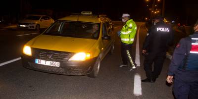 Balıkesir Çanakkale il sınırında giriş-çıkışlar tutuldu, belgesi olmayanlar geri döndürüldü