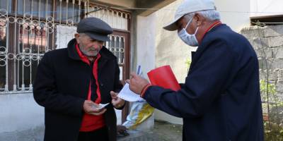 Adana’da PTT görevlileri sosyal yardımları evlere ulaştırıyor