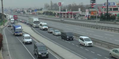İşe gitmek isteyen vatandaşlar Kocaeli-İstanbul sınırında araç kuyruğuna takıldı