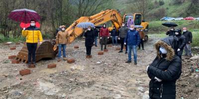 Bursa'da konu çevre olunca mahalleli virüs dinlemedi maskelerini takıp dereye koştu