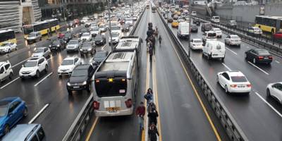 İstanbul'da metrobüs duraklarında maske dağıtımı
