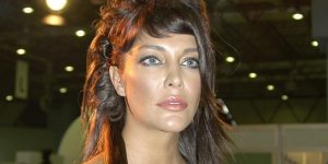 Deniz Akkaya Yatak Pozuyla Nefes Kesti