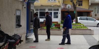 Balıkesir'in Sındırgı Belediyesi toplu kullanım alanlarına sosyal mesafe etiketi