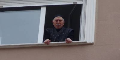 Son canlı şahit astsubay Musfafa Bekbey karantinadaki evinde bile şehit arkadaşlarını unutmadı