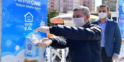 Malatya’nın Yeşilyurt ilçesi Belediyesi Pazar giriş ve çıkışlarına dezenfektan aparatı