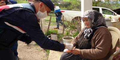 Adana’da Maaşlarını getiren jandarmaya ve devlete dualar ettiler