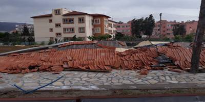 Hatay'da çıkan fırtına yapımı süren kafeyi yıktı