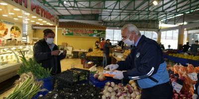 Çiğli'de korona virüs nedeniyle pazar yerlerinde sıkı tedbirler alınıyor
