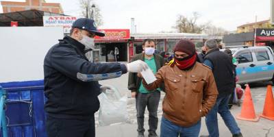 Akhisar Belediyesi pazar yerinde vatandaşlara ve esnafa 5 bin maske dağıttı