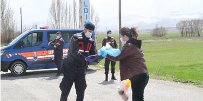 Konya'da karantinadaki mahallede kadınlardan jandarmaya pasta börek ikramı