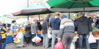 İzmir'de pazar yerinde vatandaşlar sosyal mesafe kuralına uyulmadı