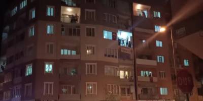 Denizli’de bir vatandaş Otomobilden müzik çaldı, balkonda göbek attılar