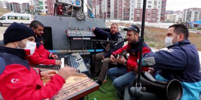 Kırıkkale'de Evden çıkamayanlara seyyar konser