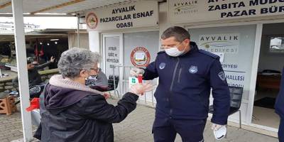 Balıkesir Ayvalık’ta pazarda maskesi olmayanlara maske dağıttılar