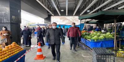 Başkan Ertuğrul Çetin esnafa maske ve eldiven dağıttı