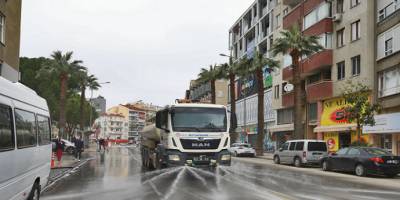 Denizli’de Caddeler baştan aşağı yıkanıp dezenfekte ediliyor