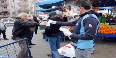 Koronavirüs (COVİD-19) tedbirlerini artıran Mudanya Belediyesi pazarda maske dağıttı